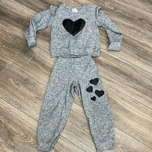 Grey matching set with floating hearts size 5